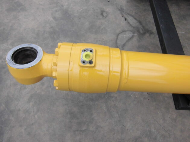 KOMATSU   PC11006  21N-63-X2332 - BOTELLA DE CAZO  IZQ. - Imagen 3