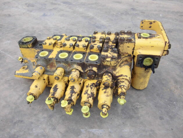 KOMATSU   PC11006  709-15-93402 - DISTRIBUIDOR PRINCIPAL DE 5 CARRETES - Imagen 2