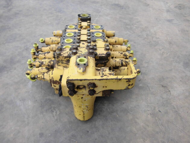 KOMATSU   PC11006  709-15-93402 - DISTRIBUIDOR PRINCIPAL DE 5 CARRETES - Imagen 3