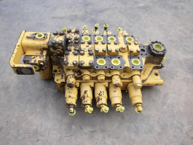KOMATSU   PC11006  709-15-93402 - DISTRIBUIDOR PRINCIPAL DE 5 CARRETES - Imagen 4
