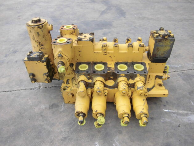 KOMATSU   PC11006  709-14-93402 - DISTRIBUIDOR PRINCIPAL DE 4 CARRETES - Imagen 2