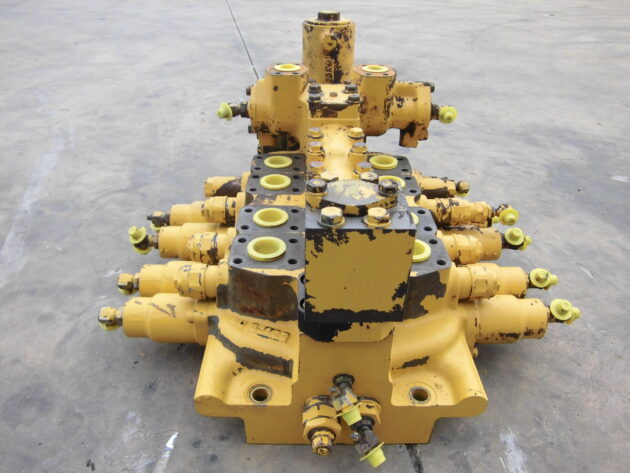 KOMATSU   PC11006  709-14-93402 - DISTRIBUIDOR PRINCIPAL DE 4 CARRETES - Imagen 3