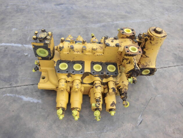 KOMATSU   PC11006  709-14-93402 - DISTRIBUIDOR PRINCIPAL DE 4 CARRETES - Imagen 4