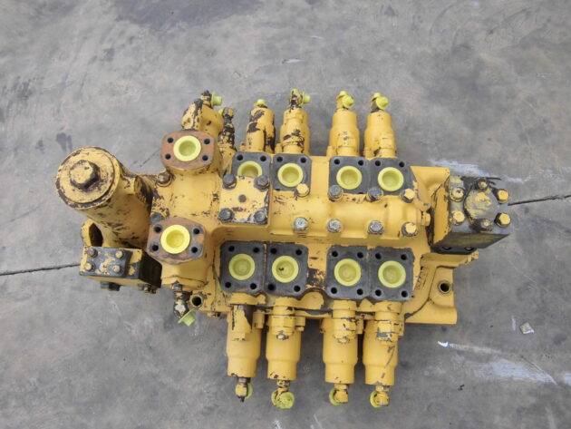 KOMATSU   PC11006  709-14-93402 - DISTRIBUIDOR PRINCIPAL DE 4 CARRETES