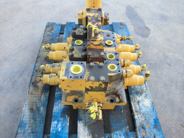 KOMATSU   PC11006  709-14-93500 - DISTRIBUIDOR DE 4 CARRETES - Imagen 3