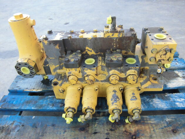 KOMATSU   PC11006  709-14-93500 - DISTRIBUIDOR DE 4 CARRETES
