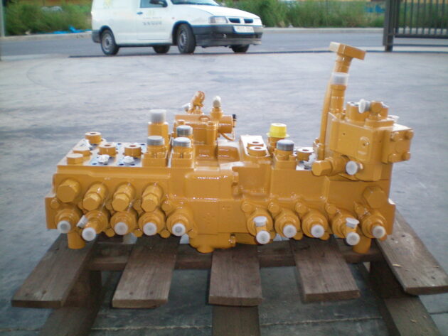 CATERPILLAR   330L  6E-2133 - DISTRIBUIDOR PRINCIPAL - Imagen 3