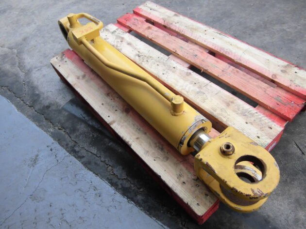 KOMATSU   WA2703  42Y-63-H2200 - BOTELLA IZQUIERDA DE ELEVACIÓN PALA