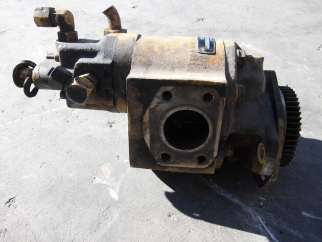 CATERPILLAR  963B  6E-6046 - BOMBA DE VENTILADOR Y PILOTAJE - Imagen 2