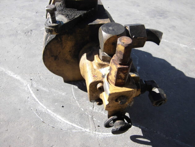 CATERPILLAR  963B  6E-6046 - BOMBA DE VENTILADOR Y PILOTAJE - Imagen 3