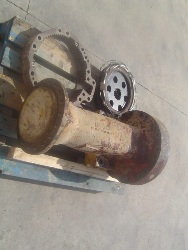 KOMATSU WA380-3 - 423-22-22410 - AXLE HOUSING, WITH SHAFT, PINION, DISCS AND HUB - Image 2