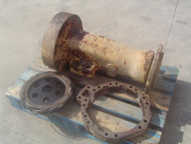 KOMATSU WA380-3 - 423-22-22410 - AXLE HOUSING, WITH SHAFT, PINION, DISCS AND HUB - Image 3