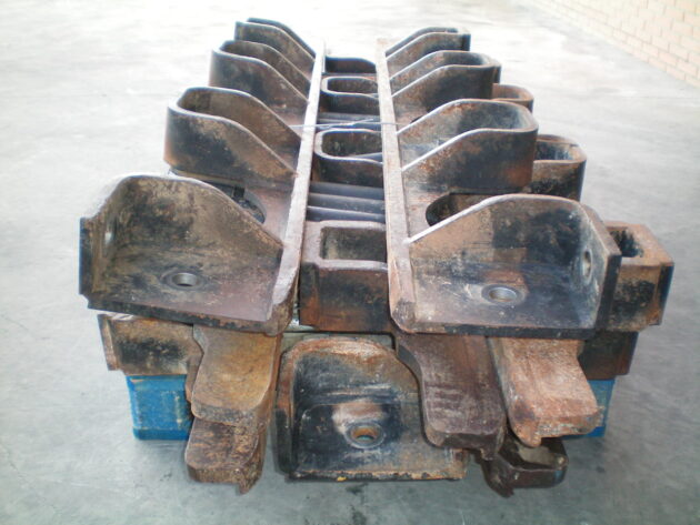 CATERPILLAR   365BL  148-3104 - DEFENSAS DE LOS RODILLOS CON SEPARADORES Y TORNILLOS - Imagen 4