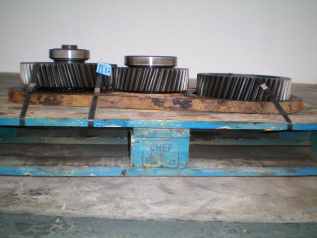 CATERPILLAR   980C  7G-9040 - TAPA CAJA TRANSFERENCIAS Y 3 PIÑONES - Imagen 4
