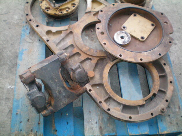 CATERPILLAR   826C  7G-9040 - TAPAS DE CAJA DE TRANSFERENCIAS - Imagen 2