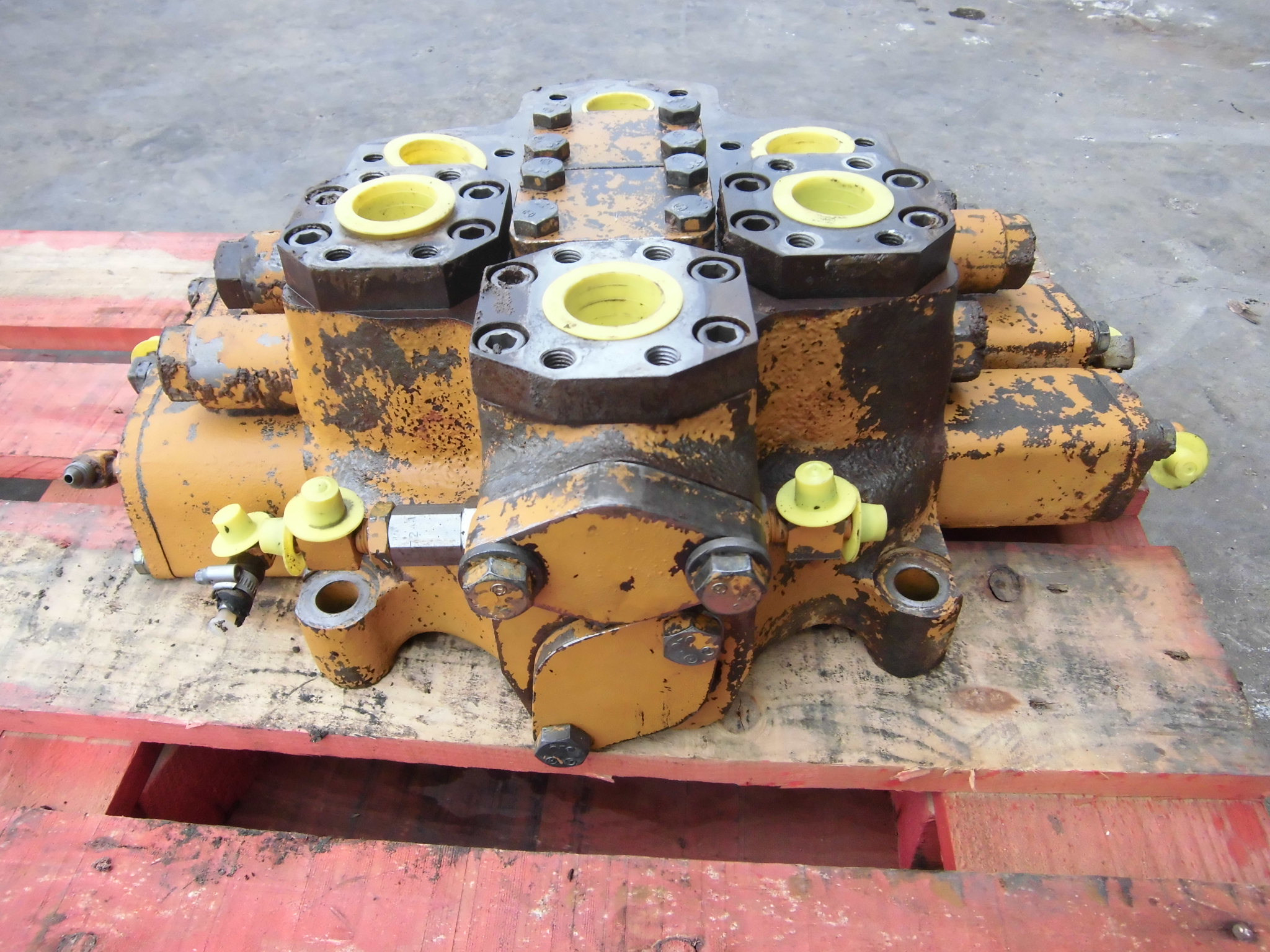 KOMATSU WA500-1 709-12-11203 - DISTRIBUIDOR PRINCIPAL DE 2 CARRETES - Imagen 2