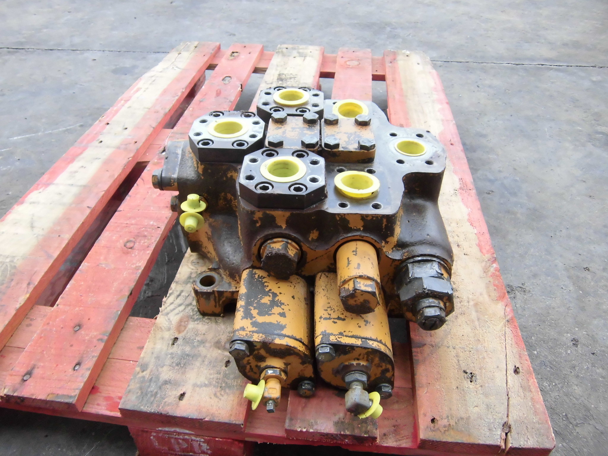 KOMATSU WA500-1 709-12-11203 - DISTRIBUIDOR PRINCIPAL DE 2 CARRETES - Imagen 3