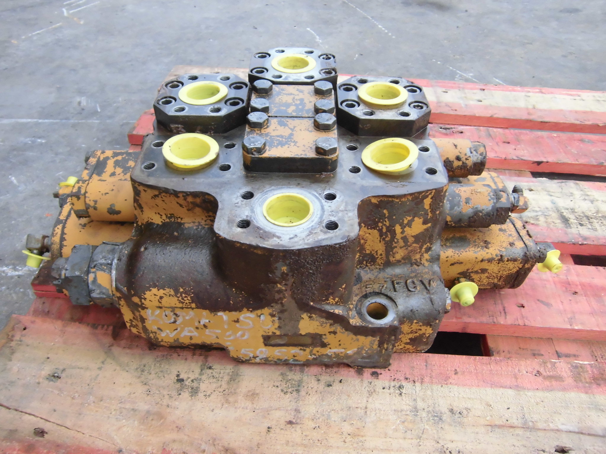 KOMATSU WA500-1 709-12-11203 - DISTRIBUIDOR PRINCIPAL DE 2 CARRETES - Imagen 4