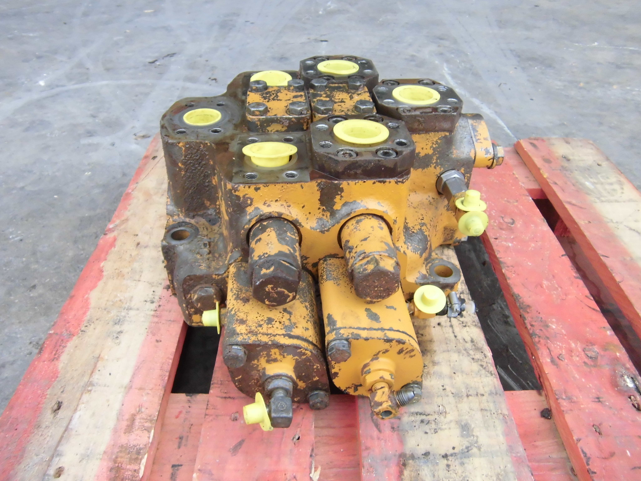 KOMATSU WA500-1 709-12-11203 - DISTRIBUIDOR PRINCIPAL DE 2 CARRETES - Imagen 5