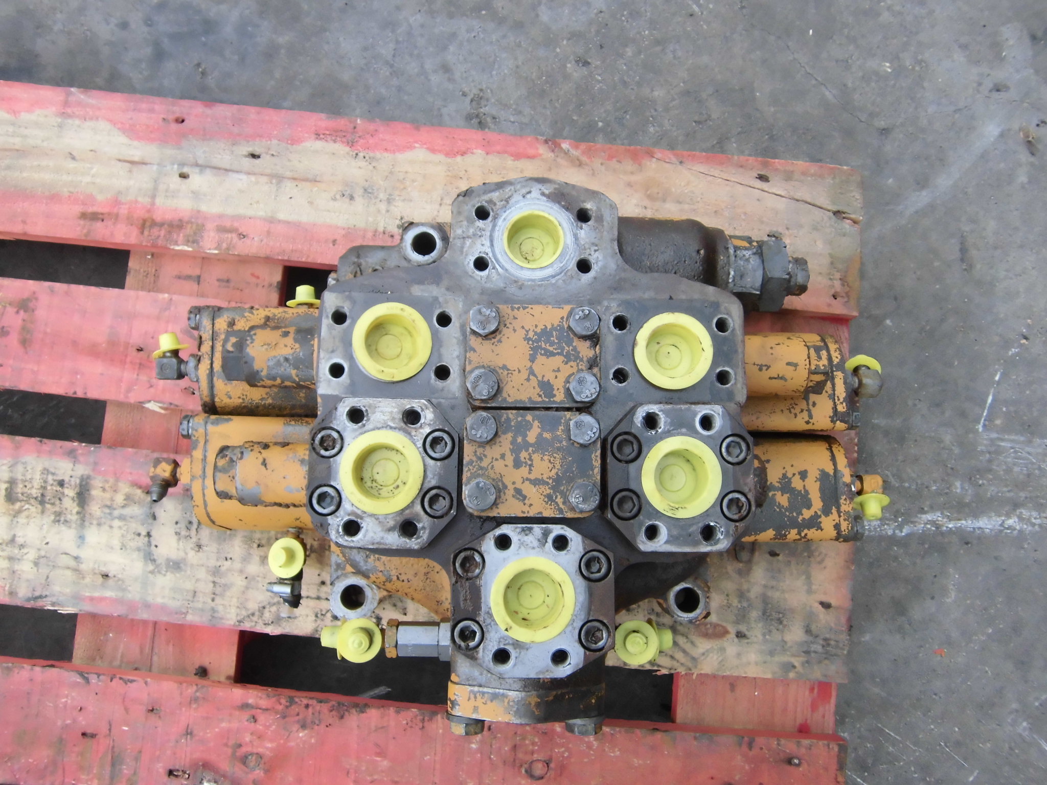 KOMATSU WA500-1 709-12-11203 - DISTRIBUIDOR PRINCIPAL DE 2 CARRETES