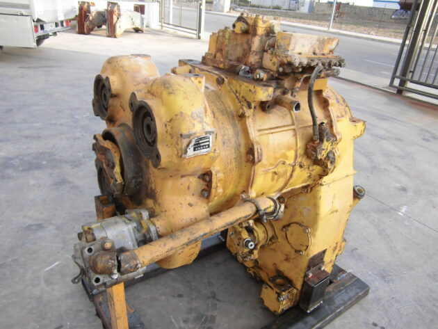 KOMATSU  WA500-1  425-15-00020 - SERVOTRANSMISIÓN (CARCASA ROTA)