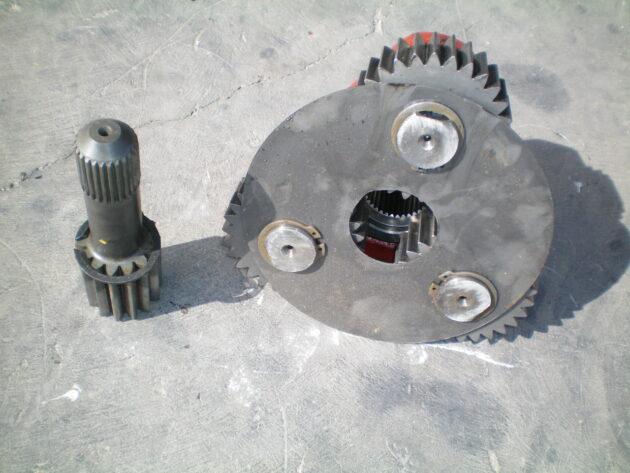 CASE   580K   - CARRIER DEL MANGON TRASERO DERECHO CON PIÑÓN CENTRAL - Imagen 3