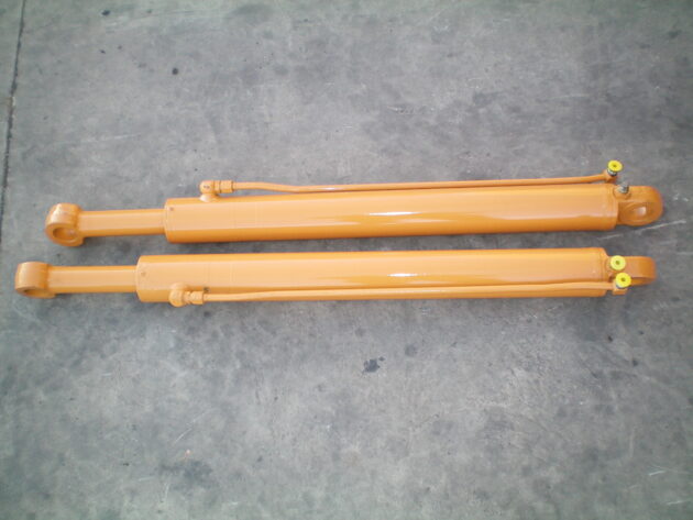CASE  580SM  135340A1 - CILINDRO ESTABILIZADOR DERECHO