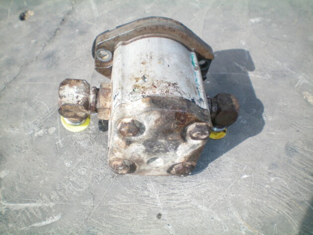 CASE  721C  258041A1 - BOMBA AUXILIAR DE DIRECCIÓN - Imagen 2