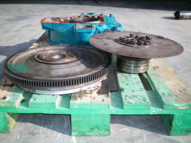 VOLVO  A35  4778481 - ENVOLVENTE, VOLANTE MOTOR Y CHAPA - Imagen 3