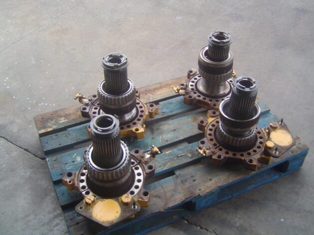 VOLVO A35C - 4870082 - SPINDLE MIDDLE / REAR