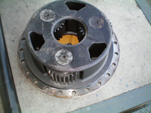 CATERPILLAR   771D  6D-6896 - TAPA REDUCTORA - Imagen 2