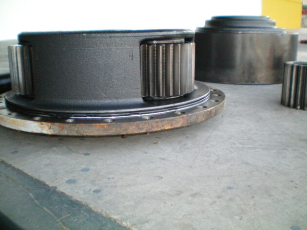 CATERPILLAR   771D  6D-6896 - TAPA REDUCTORA - Imagen 3