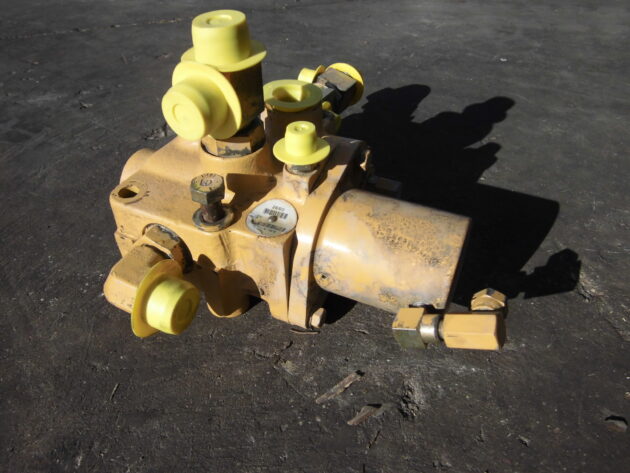 CATERPILLAR   771D  9T-4769 - DISTRIBUIDOR DE FRENO - Imagen 2