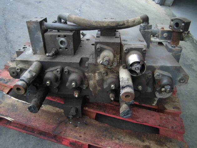VOLVO   EC340  14344261 / 14344260 - DISTRIBUIDOR PRINCIPAL - Imagen 4