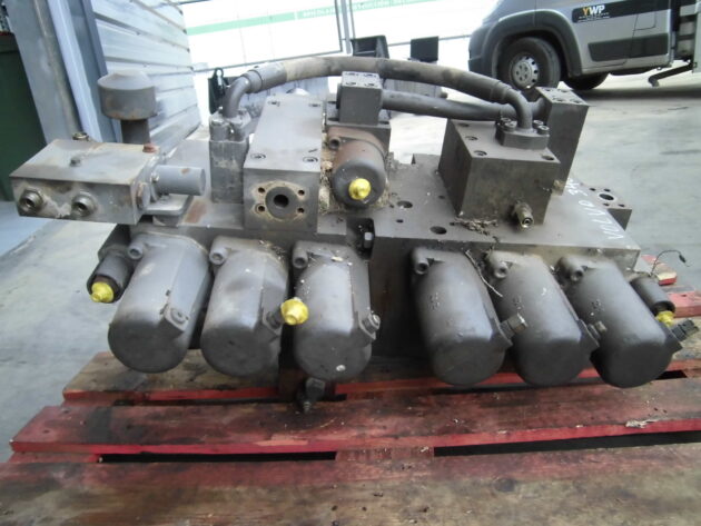 VOLVO   EC340  14344261 / 14344260 - DISTRIBUIDOR PRINCIPAL