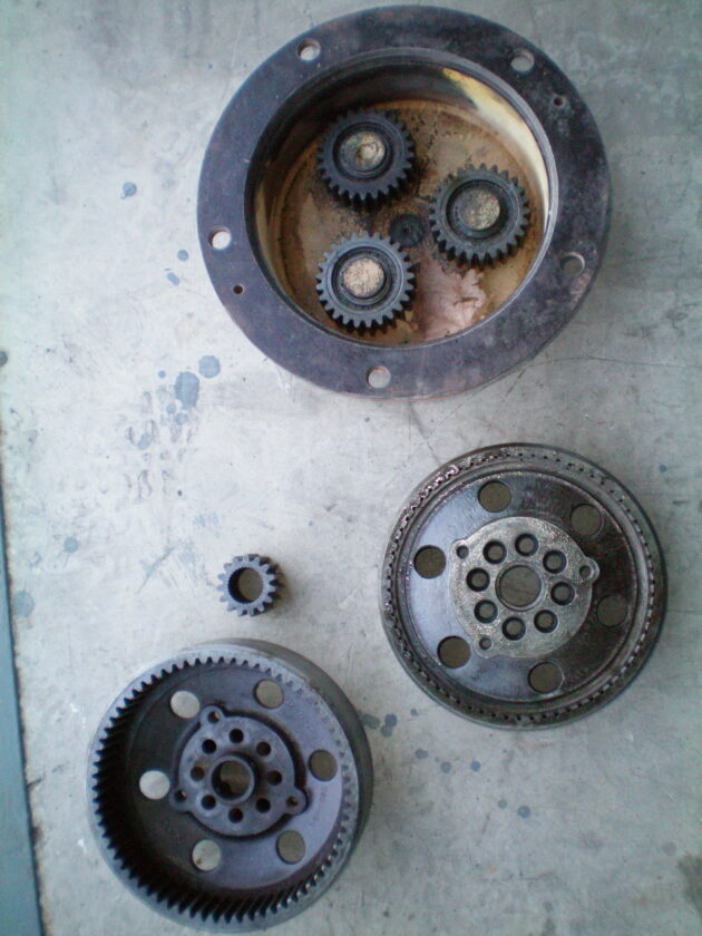 JCB  3CX  45010204 - CORONA TAPA REDUCTORA - Imagen 2