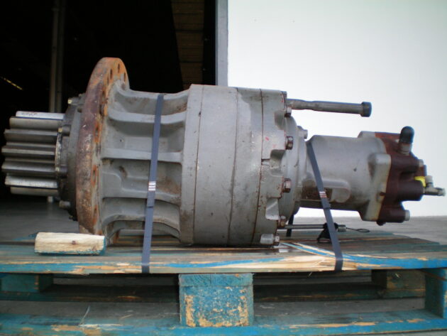 FIAT-HITACHI   EX700BE   - REDUCTOR Y MOTOR DE GIRO