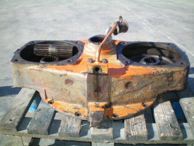 FIAT-HITACHI   FH400LCH   - CAJA DE TRANSFERENCIAS DE BOMBAS - Imagen 2