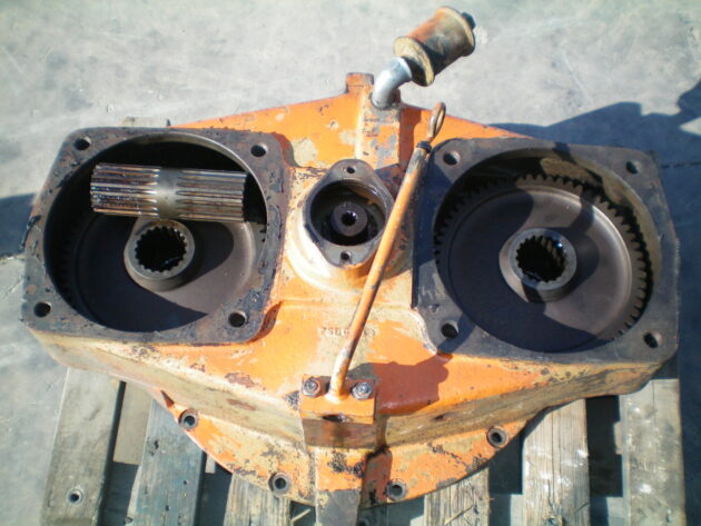 FIAT-HITACHI   FH400LCH   - CAJA DE TRANSFERENCIAS DE BOMBAS