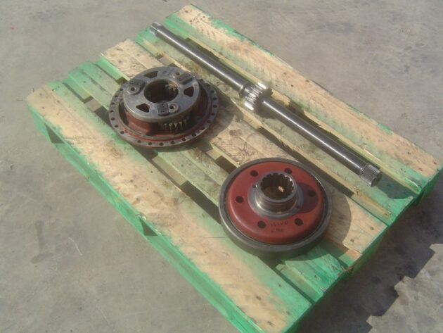 VOLVO  L90  4870231 - TAPA REDUCTORA TRASERA