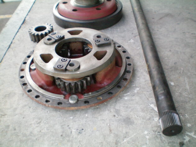 VOLVO  L90  11034245 / 4870239 - TAPA, CORONA, PIÑÓN Y PALIER TRASERO - Imagen 2
