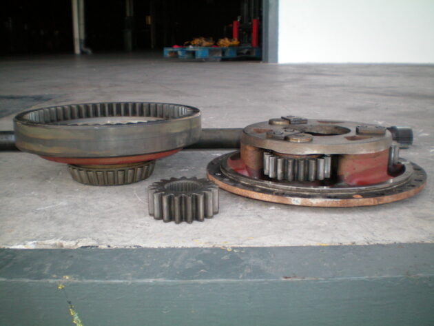 VOLVO  L90  11034245 / 4870239 - TAPA, CORONA, PIÑÓN Y PALIER TRASERO - Imagen 4