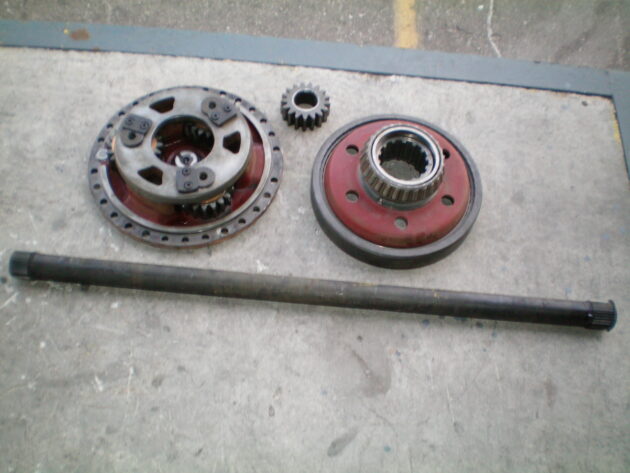 VOLVO  L90  11034245 / 4870239 - TAPA, CORONA, PIÑÓN Y PALIER TRASERO