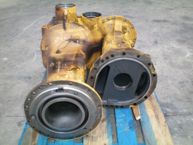 VOLVO   L90E  11168139 - CAÑONERA DERECHA PEQUEÑA DEL EJE TRASERO
