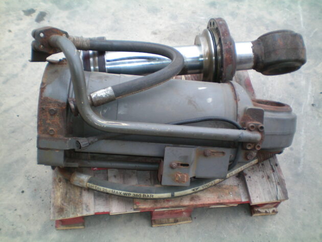 VOLVO   L110E  11107856 - BOTELLA DE VOLTEO PALA