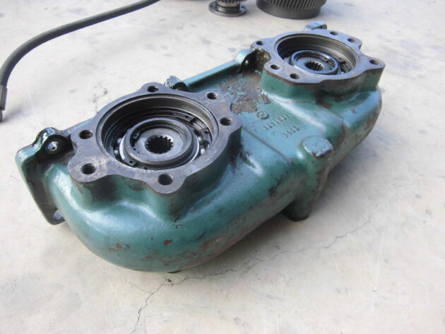 VOLVO  A35  11030631 - CAJA DE ARRASTRE DE BOMBAS