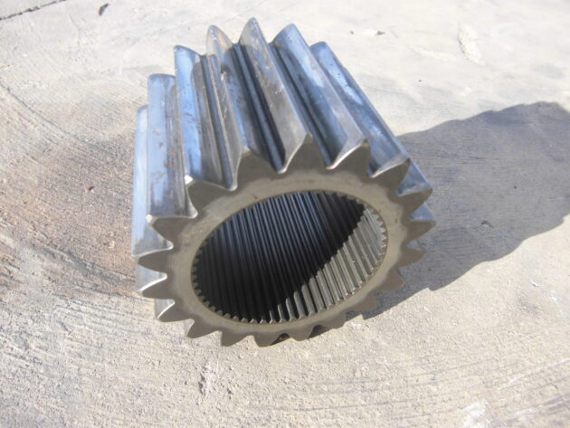 KOMATSU  WA600-1  426-22-12530 - PIÑÓN (MAL ESTADO)