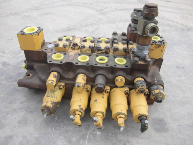 KOMATSU   PC11006  709-15-93401 - DISTRIBUIDOR PRINCIPAL DE 5 CARRETES - Imagen 2