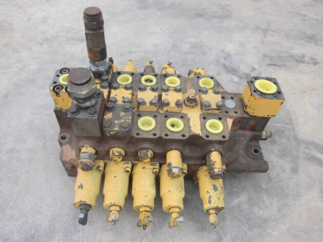KOMATSU   PC11006  709-15-93401 - DISTRIBUIDOR PRINCIPAL DE 5 CARRETES - Imagen 4