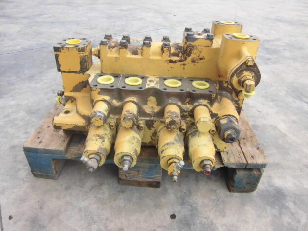 KOMATSU   PC11006  709-14-93401 - DISTRIBUIDOR PRINCIPAL DE 4 CARRETES - Imagen 2